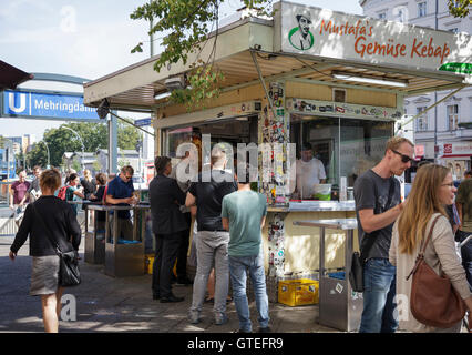 Mustafa's Gemüse Kebap sul Mehringdamm, Kreuzberg di Berlino, Germania Foto Stock