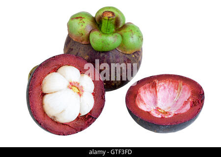 Mangostani regina di frutti maturi, mangosteen frutto isolato su sfondo bianco. gli oggetti con i tracciati di ritaglio. Foto Stock