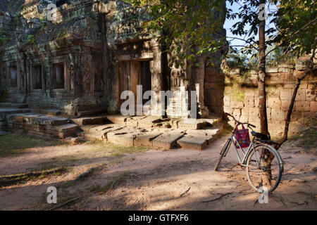 Biciclette presso il Banteay Kdei tempio, Cambogia Foto Stock