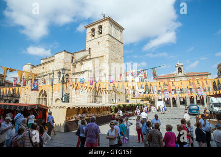 ZAMORA, Spagna - 9 Settembre 2016: le persone nella piazza principale di Zamora durante la ricreazione di un mercato medievale Foto Stock