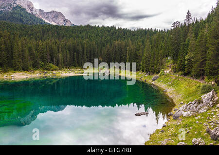 Il paesaggio della natura selvaggia lago di Misurina nelle Alpi Foto Stock