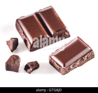 Pezzi di barra di cioccolato isolato su uno sfondo bianco. Foto Stock