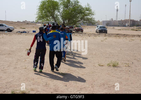 I lavoratori migranti cricket team training in Kuwait Foto Stock