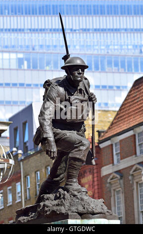 Londra, Inghilterra, Regno Unito. St Saviours Southwark Memoriale di guerra (1922: Philip Lindsey Clark) su Borough High Street, Southwark. Foto Stock