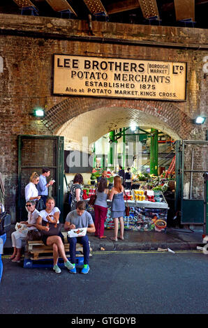 Londra, Inghilterra, Regno Unito. Borough Market, Southwark. Lee fratelli, mercanti di patate segno sopra bancarella vendendo cibo e bevanda. Foto Stock