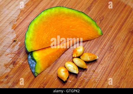 Fette di zucca melata su uno sfondo di legno Foto Stock