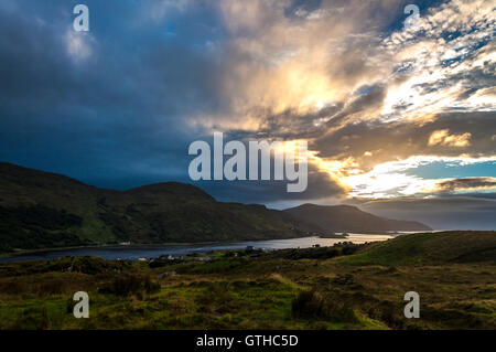 Vista dal punto Loughros a Slieve Tooey, vicino a Ardara, County Donegal, Irlanda al tramonto Foto Stock
