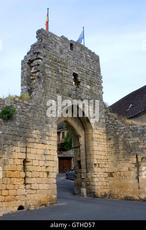 Le porte del villaggio di Domme nel Perigord risalente al Medioevo nel dipartimento francese della Dordogne Foto Stock