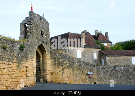 Le porte del villaggio di Domme nel Perigord risalente al Medioevo nel dipartimento francese della Dordogne Foto Stock