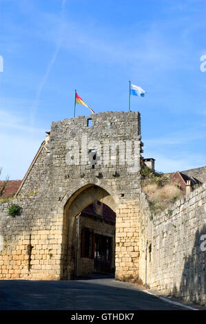 Le porte del villaggio di Domme nel Perigord risalente al Medioevo nel dipartimento francese della Dordogne Foto Stock