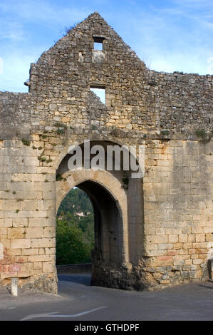 Le porte del villaggio di Domme nel Perigord risalente al Medioevo nel dipartimento francese della Dordogne Foto Stock