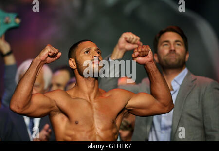 Kell Brook durante la pesatura in all'Indigo all'O2, Londra. Foto Stock