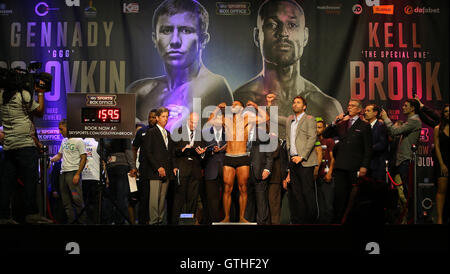 Kell Brook durante la pesatura in all'Indigo all'O2, Londra. Foto Stock