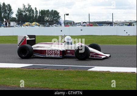 Un 1987 frecce A10 Formula One racing car, originariamente azionato da Eddie Cheever, essendo dimostrato a Silverstone Classic 2016 Foto Stock