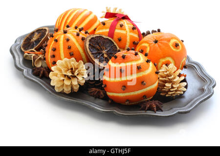 Spiced orange pomander sfere, profumate decorazioni di Natale Foto Stock