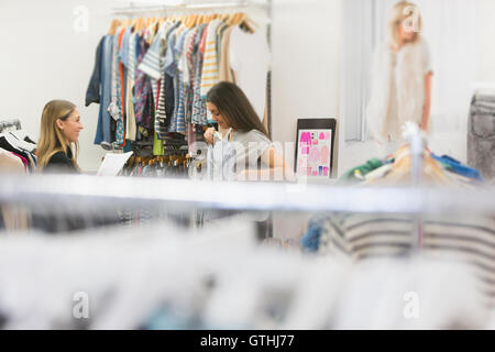 Gli acquirenti di moda abbigliamento esame Foto Stock