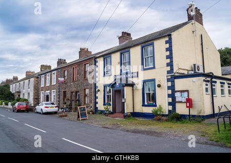 Hope & Anchor Pub esterno in stile georgiano e case a schiera, Porto Carlisle, Cumbria, Inghilterra in estate Foto Stock