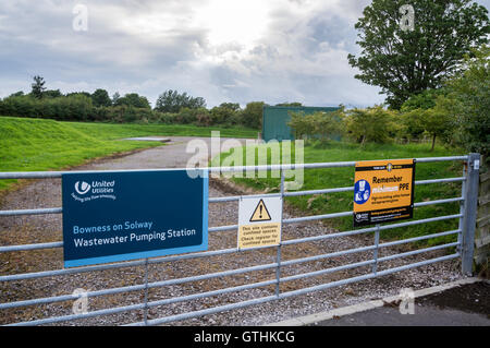 Sicurezza e salute segnale di avvertimento sulla porta di impianti di trattamento delle acque, Bowness-on Solway, Cumbria, Inghilterra Foto Stock