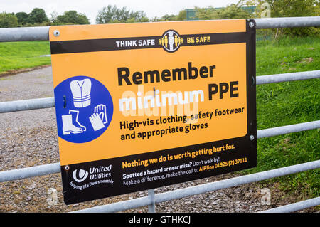 Sicurezza e salute segnale di avvertimento sulla porta di impianti di trattamento delle acque, Bowness-on Solway, Cumbria, Inghilterra Foto Stock