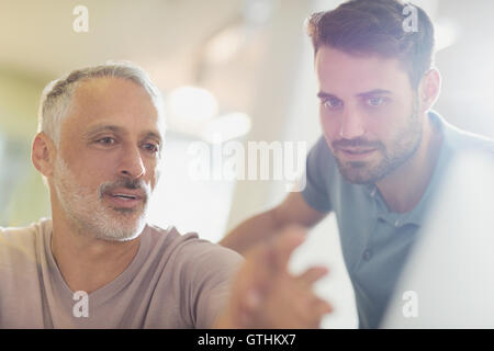 Il brainstorming di uomini di affari in ufficio Foto Stock