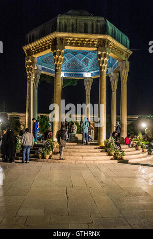 La Tomba di Hafez e la sua associata al Memorial Hall, la Hāfezieh, sono due strutture Memoriale eretto nel bordo settentrionale di Shiraz, Iran, in memoria del celebre poeta persiano Hafez. Il padiglione aperto le strutture sono situate nei giardini Musalla sulla sponda nord del fiume stagionale e casa il sepolcro marmoreo di Hafez. Gli edifici attuali, costruito nel 1935 e progettato dall'architetto francese e archeologo André Godard, sono presso il sito delle precedenti strutture, il più noto dei quali è stato costruito nel 1773. La tomba, i suoi giardini e la circostante memoriali di altri grandi figure sono un fo Foto Stock