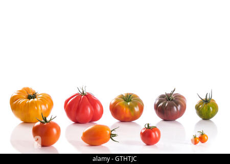 Varietà di pomodori cimelio su sfondo bianco Foto Stock