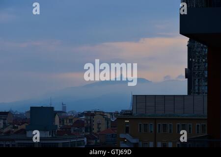 Basilica italiano e moderno grattacielo al tramonto. Torino Piemonte, Italia. Marco Imazio © Foto Stock