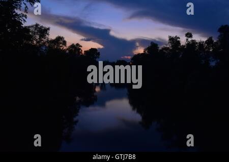 Bello e splendido tramonto, alba e al tramonto sul fiume PO, Torino, Piemonte, Italia. Marco Imazio © Foto Stock