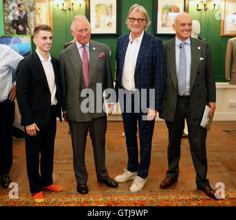 Il Principe di Galles (seconda a sinistra), noto anche come il Duca di Rothesay, in posa per una fotografia con ginnasta Max Whitlock (sinistra), designer di Sir Paul Smith (seconda a destra) e Presidente di Conde Nast International Nicholas Coleridge a Dumfries casa in Ayrshire, dove il principe affronterà una conferenza di lana. Foto Stock