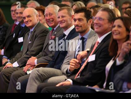 Il Principe di Galles, noto anche come Duca di Rothesay, ascolta il Designer Sir Paul Smith (non raffigurato) parlare ad una conferenza di lana alla Dumfries House in Ayrshire, con il Presidente di Conde Nast International Nicholas Coleridge (all'estrema sinistra), il CEO di M&S Steve Rowe (al centro a sinistra) e il modello David Gandy (centro a destra). Foto Stock