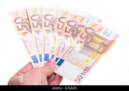 Pagamento a mano con cinquanta euro fan isolati su sfondo bianco Foto Stock
