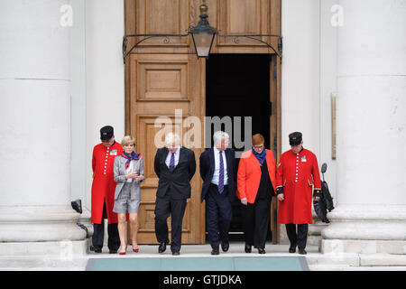 Australian Ministro degli Esteri Julie Vescovo (seconda a sinistra), Segretario agli Affari Esteri Boris Johnson (terza a sinistra) il Segretario della Difesa, Michael Fallon (terza a destra) australiano e il ministro della Difesa Marise Payne (seconda a destra) a piedi con il Chelsea pensionati durante un tour del Royal Hospital Chelsea a Londra. Foto Stock