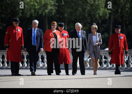 Il Segretario della Difesa Michael Fallon (seconda a sinistra), Australian Ministro della difesa Marise Payne (terza a sinistra), Segretario agli Affari Esteri Boris Johnson (terza a destra) e Australian Ministro degli Esteri Julie Vescovo (seconda a destra) a piedi con il Chelsea pensionati durante un tour del Royal Hospital Chelsea a Londra. Foto Stock