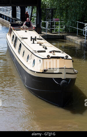 Barge emergente dal Radlett Boat Lift. Fiume Weaver navigazione. Cheshire England Regno Unito Foto Stock