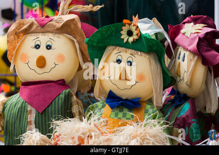 bambola con cerotto di cavolo. Giocattoli tradizionali per bambini in vendita. Swanage Dorset Inghilterra Regno Unito Foto Stock