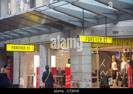 Per sempre 21 abbigliamento store shop in Pitt Street,centro di Sydney, Australia Foto Stock