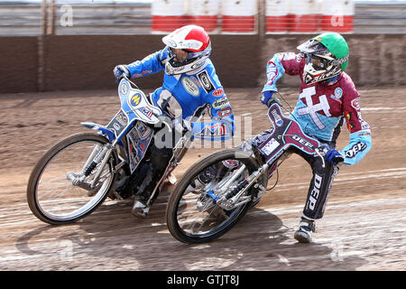 Riscaldare 4: Piotr Swiderski (rosso) e Kauko Nieminen (verde) - Ipswich streghe vs Lakeside Martelli - Sky Sport Elite League Speedway a Foxhall Stadium, Ipswich, Suffolk - 10/04/09 Foto Stock