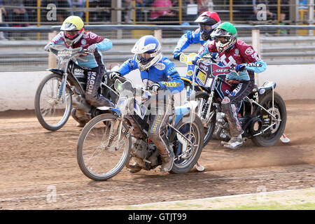 Riscaldare 9: Danny King (blu), Kauko Nieminen (verdi), Tobi Kroner (rosso) e Rob Mear (giallo) - Ipswich streghe vs Lakeside Martelli - Sky Sport Elite League Speedway a Foxhall Stadium, Ipswich, Suffolk - 10/04/09 Foto Stock