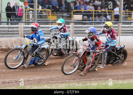 Il calore 10: Jarek Hampel (rosso), Lee Richardson (verdi), Morten Risager (blu) e Kauko Nieminen (giallo) - Ipswich streghe vs Lakeside Martelli - Sky Sport Elite League Speedway a Foxhall Stadium, Ipswich, Suffolk - 10/04/09 Foto Stock