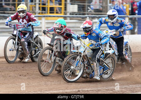 Il calore 13: Jarek Hampel (rosso), Adam scudi (verdi), Piotr Swiderski (blu) e Kauko Nieminen (giallo) - Ipswich streghe vs Lakeside Martelli - Sky Sport Elite League Speedway a Foxhall Stadium, Ipswich, Suffolk - 10/04/09 Foto Stock