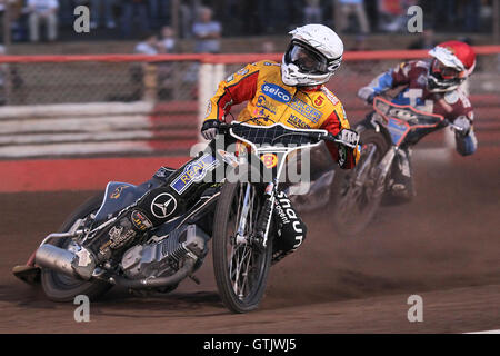 Riscaldare 6: Sebastian Ulamek (bianco) davanti a Davey Watt - Lakeside Martelli vs Birmingham Brummies - Sky Sport Elite League Speedway a Arena Essex Raceway, Hereford - 10/08/12 Foto Stock