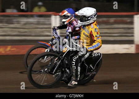 Il calore 15: Sebastian Ulamek (bianco) e Peter Karlsson - Lakeside Martelli vs Birmingham Brummies - Sky Sport Elite League Speedway a Arena Essex Raceway, Hereford - 10/08/12 Foto Stock