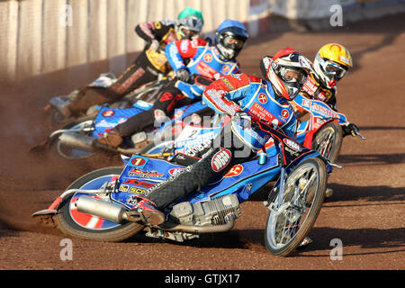 Scaldare 1: Andreas Jonsson (rosso) davanti a Leigh Lanham (blu), Oliver Allen e Billy Janniro - Lakeside Martelli vs api di Coventry - Elite League Speedway a Arena Essex, Hereford - 30/06/08 Foto Stock