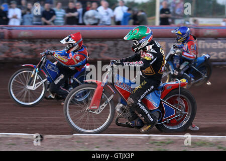 Il calore 13: Andreas Jonsson (rosso) davanti a Joonas Davidsson (blu) e Oliver Allen - Lakeside Martelli vs api di Coventry - Elite League Speedway a Arena Essex, Hereford - 30/06/08 Foto Stock