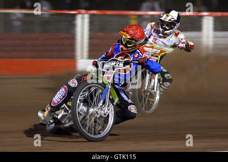 Riscaldare 8: Tomasz Jedrzejak (rosso) davanti a Leigh Adams (tattico) - Lakeside Martelli vs Swindon Robins - Sky Sport Elite League Play-Off Semi-Final a Arena Essex, Hereford - 29/09/08 Foto Stock