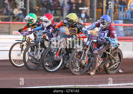 Il calore 10: Tai Woffinden (verdi), Kauko Nieminen (blu), Lee Richardson (rosso) e Adam Skornicki - Sky Sport Elite League Speedway a Arena Essex Raceway, Hereford, Essex - 24/06/09 Foto Stock