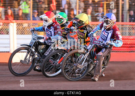 Il calore 10: Tai Woffinden (verdi), Kauko Nieminen (blu), Lee Richardson (rosso) e Adam Skornicki - Sky Sport Elite League Speedway a Arena Essex Raceway, Hereford, Essex - 24/06/09 Foto Stock