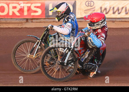 Riscaldare 5: Chris titolare (tattico) e Sebastian Ulamek - Lakeside Martelli vs Poole Pirates - Sky Sport Elite League Speedway a Arena Essex Raceway, Hereford - 07/06/13 Foto Stock