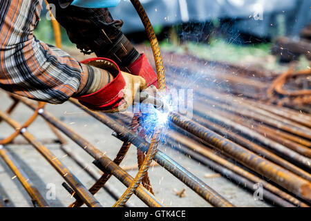 Stretta di mano saldatore lavoratore con elettrodo di messa a fuoco selettiva Foto Stock