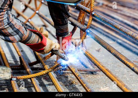 Stretta di mano saldatore lavoratore con elettrodo di messa a fuoco selettiva Foto Stock